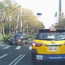 miniature pour Une cycliste Taiwanaise échappe à un accident de voiture