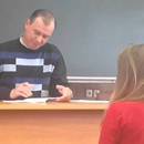 miniature pour Russie : Un professeur vérifie les devoirs d'un élève