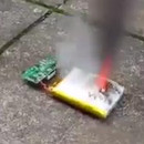 miniature pour Percer une batterie de téléphone portable au couteau