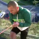 miniature pour Il tombe en descendant à la corde depuis une fenetre