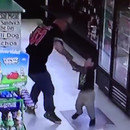miniature pour Un père donne un coup de poing à son fils dans un magasin