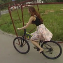 miniature pour Une fille perd sa jupe à vélo