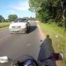 miniature pour Un motard corrige le conducteur d'une voiture qui a failli le tuer
