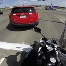 miniature pour Une jeune conductrice rentre dans un motard en marche arrière