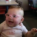 miniature pour Réaction d'un bébé qui voit clair avec des lunettes