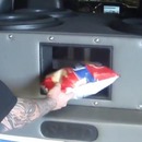 miniature pour Les basses d'une voiture désintègrent un paquet de chips