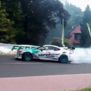 miniature pour Le pneu d'une voiture percute une femme