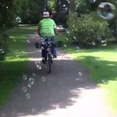 miniature pour Un vélo qui fait des bulles de savon