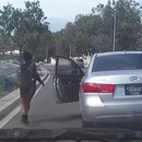 miniature pour Une fille saute de sa voiture au milieu de la route