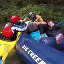 miniature pour 2 soeurs se battent lors d'une descente en rafting