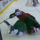 miniature pour Une crosse bloque les pieds d'un joueur de hockey