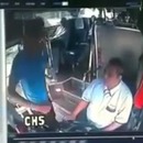 miniature pour Un chauffeur de bus corrige un ado