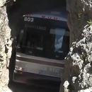miniature pour Un bus traverse un tunnel de montagne très étroit