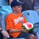 miniature pour Un garçon qui mange une pastèque entière dans les tribunes