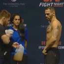 miniature pour Une fille se rince l'oeil lors de la pesée des combattants UFC