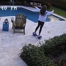 miniature pour Une fille fait tomber son hoverboard dans la piscine