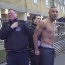 miniature pour Un homme pisse en se faisant menotter par la police