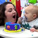 miniature pour Un bébé qui ne veut pas partager son gâteau
