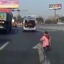miniature pour Un enfant tombé d'une voiture sur la route (Chine)
