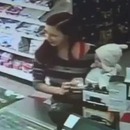 miniature pour Une caissière sauve un bébé de sa mère qui fait une crise