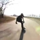 miniature pour Un longboarder fonce dans une voiture