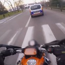 motard-engueule-policiers-grille-feu-rouge