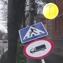 miniature pour Un piéton assommé par un panneau de signalisation