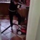 miniature pour Un enfant essaie de démarrer un aspirateur