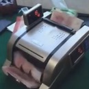 miniature pour Une compteuse de billets qui vole l'argent