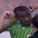 joueur-foot-couper-cheveux