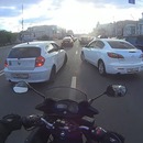 miniature pour Deux voitures coupent la route à un motard