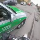 miniature pour Des policiers allemands stoppent une moto avec style