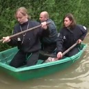 miniature pour La police en barque pendant les inondations