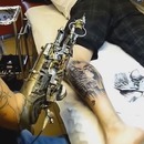 miniature pour Le premier tatoueur avec une prothèse !