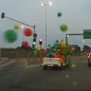 miniature pour Une voiture fait un lâcher de ballons sur la route
