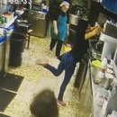 miniature pour Une femme sauve une tasse qui tombe par reflèxe avec le pied