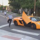 miniature pour Un skater casse le pare-brise d'une McLaren