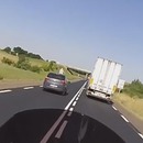 miniature pour Une voiture risque un gros accident en voulant doubler un camion