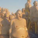 hommes-nus-chaises-mer