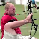 miniature pour Un juge essaie de serrer la main d'un amputé aux Jeux Paralympiques