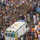 foule-passer-ambulance