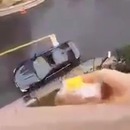 miniature pour Elle jette son sandwich du 5ème étage dans son toit ouvrant