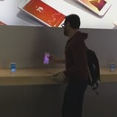 miniature pour Un homme détruit les iPhones à coup de pétanque à l'Apple Store de Dijon