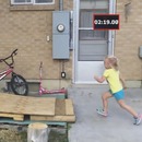 pere-construit-parcours-ninja-warrior-petite-fille