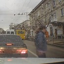 miniature pour Un piéton au téléphone se fait renverser par un bus