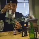 Balancer des bouteilles vides en soirée