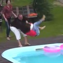 miniature pour Un homme calme une fille qui le frappe en la jetant dans la piscine