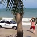 miniature pour Un père jette un rocher sur une voiture qui roule sur la plage