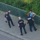 miniature pour La Police jette le téléphone d'un jeune