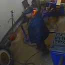 miniature pour L'explosion d'un pneu désintègre le pantalon du garagiste